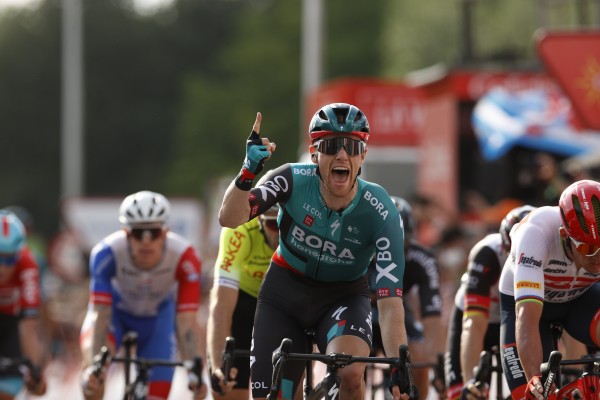 Bennett intratable en un caótico primer esprint, Teunissen nuevo líder

