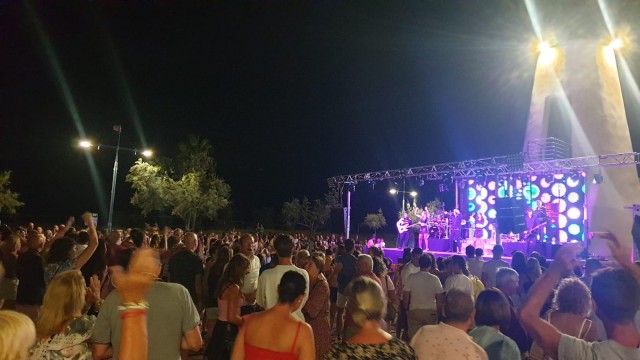 Peñíscola programa verbenas populares todos los viernes del verano con gran éxito de participación