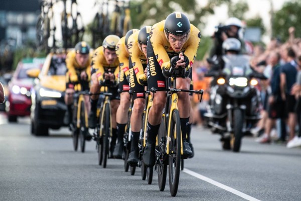 El Jumbo Visma pone a Gesink el primer maillot rojo, Roglic marca territorio

