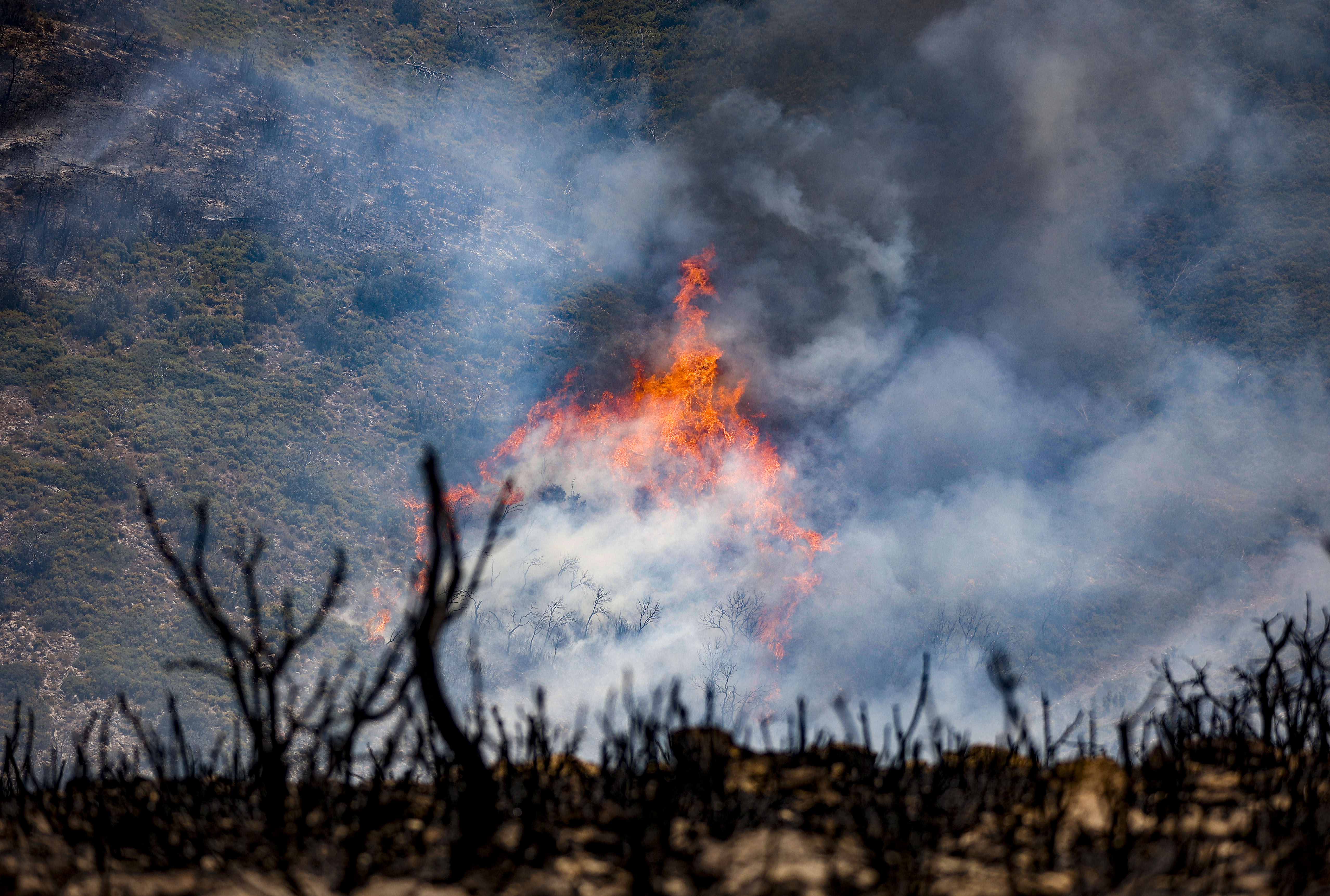 Consiguen frenar el fuego ante la Cueva Santa y que no avance hacia la Sierra Calderona