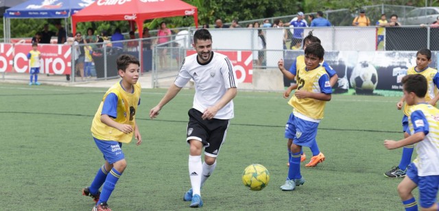 David Villa visita en Valencia la Academia que lleva su nombre