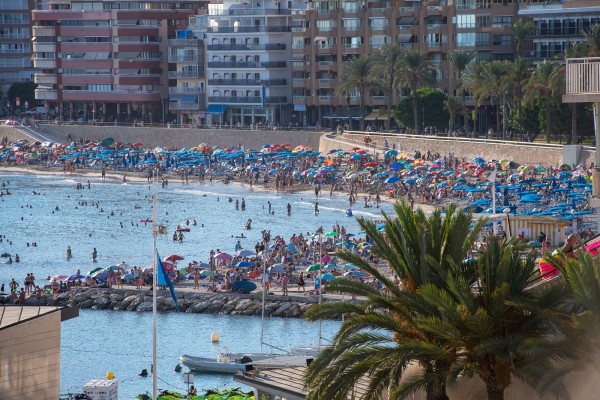 El alquiler vacacional llena la primera quincena de agosto en Benidorm pero se ralentiza para septiembre