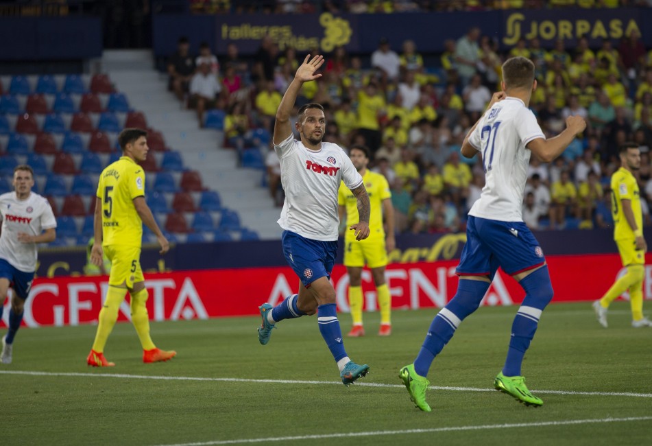 Cuenca, con el número 5, en el gol que adelantó al Hajduk Split. Foto: CARME RIPOLLÉS - 