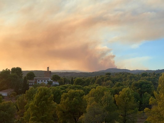 El humo del incendio de Bejís alcanza Formentera y se queda a las puertas de Ibiza