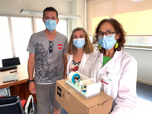El Hospital de Torrevieja usa una resonancia de figuras de Lego para explicar su uso a los niños
