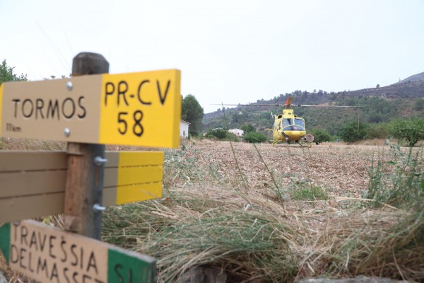 Los medios aéreos se retiran del fuego de Vall d'Ebo por la lluvia y el granizo