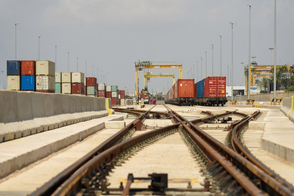 El tráfico por ferrocarril aumenta hasta un 40 % en el Puerto de València