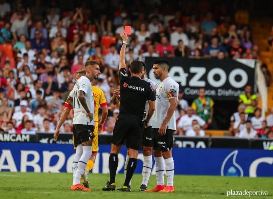 Cömert, sancionado un partido por su expulsión ante el Girona 