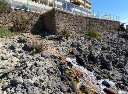 Medio Ambiente envía inspectores para tomar muestras del agua vertida al Mediterráneo en la playa del Galúa