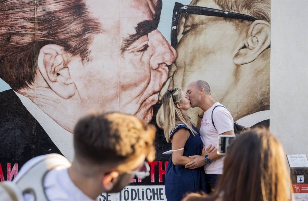 Fallece por covid el autor del famoso mural del beso  en el muro de Berlín