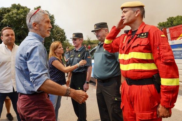 Grande-Marlaska confía en una ligera mejoría en el incendio de Bejís, que deja ya 2.100 desalojados