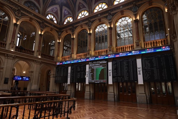 El Ibex 35 cede un 0,3% en la media sesión y cotiza por debajo de los 8.500 puntos