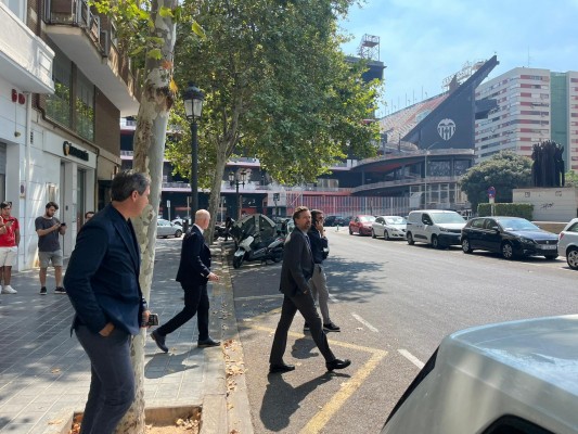 Los agentes de Guillamón se reúnen con el Valencia para zanjar la renovación