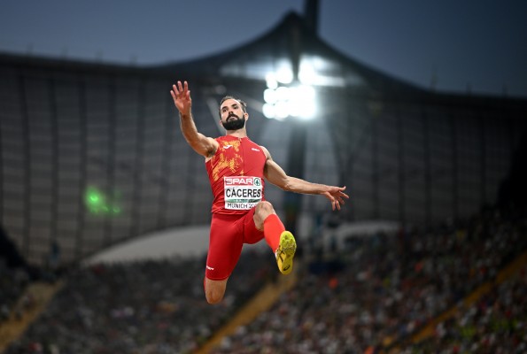 El colivenco Eusebio Cáceres acaba cuarto en la final de longitud por decisión de los jueces
