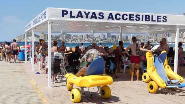 Más de 5.000 personas han utilizado los puntos de playas accesibles de Benidorm en junio y julio