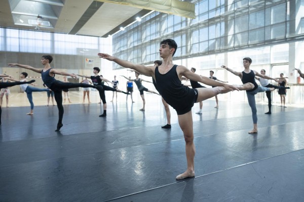 Un centenar de jóvenes convierten La Petxina en el epicentro de la danza 