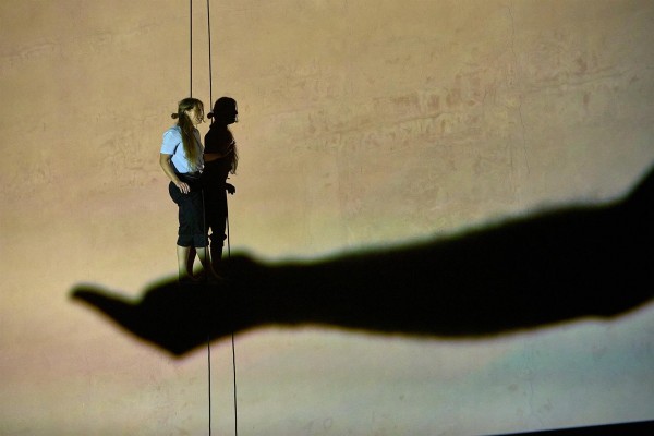 Danza vertical para representar el drama de los refugiados