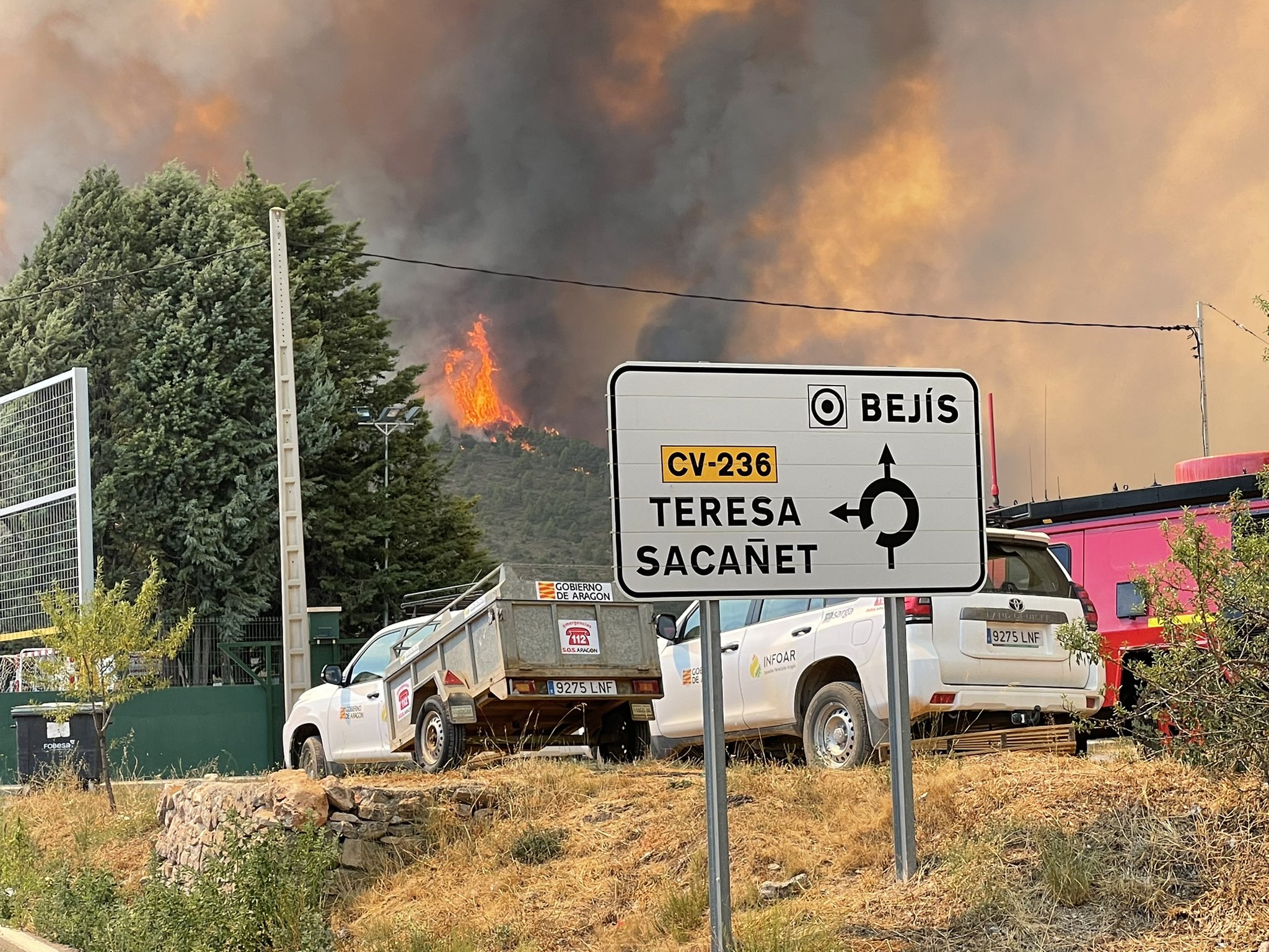 Los servicios de emergencia desalojan Bejís, Torás y Teresa ante el avance del incendio