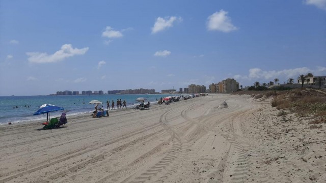 Vecinos de La Manga denuncian ante Capitanía Marítima la inseguridad que sufren por la entrada de embarcaciones en la Ensenada del Esparto