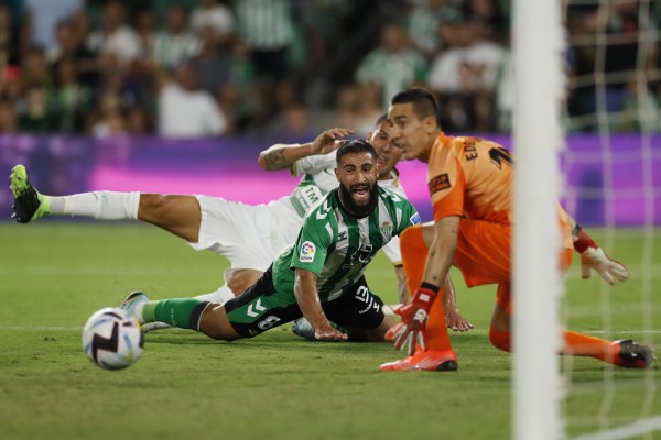 El Betis se va al descanso con un claro 2-0 ante un Elche que juega con un hombre menos