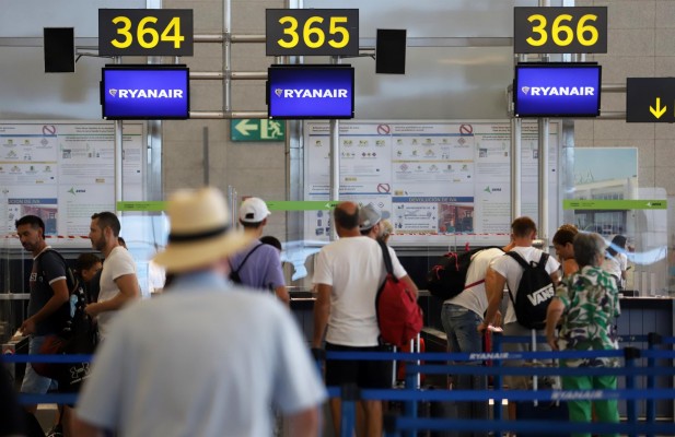Al menos 30 vuelos de Ryanair a Alicante y 24 a València sufren retrasos por la huelga 