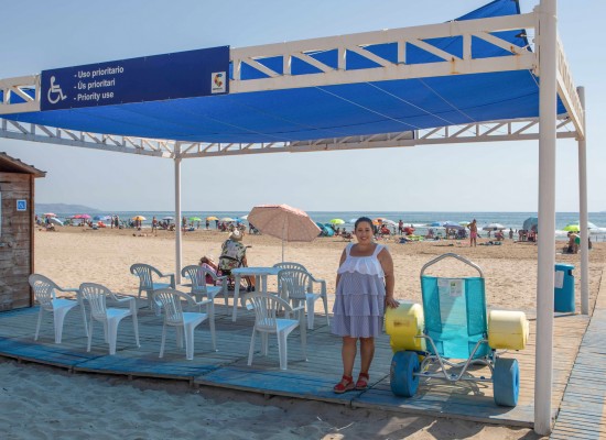 Castelló atiende a más de 200 personas en el servicio de baño asistido en la playa del Pinar

