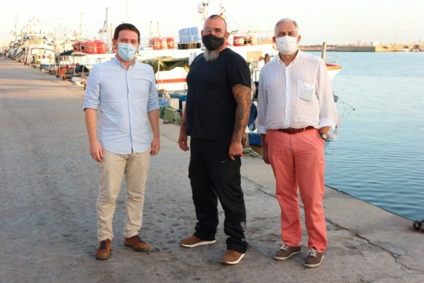 La Diputación fomenta con los pescadores de Castellón la recogida de plásticos en el mar