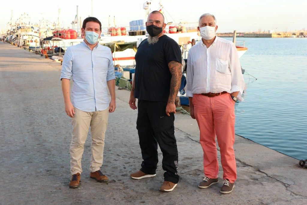 La Diputación fomenta con los pescadores de Castellón la recogida de plásticos en el mar