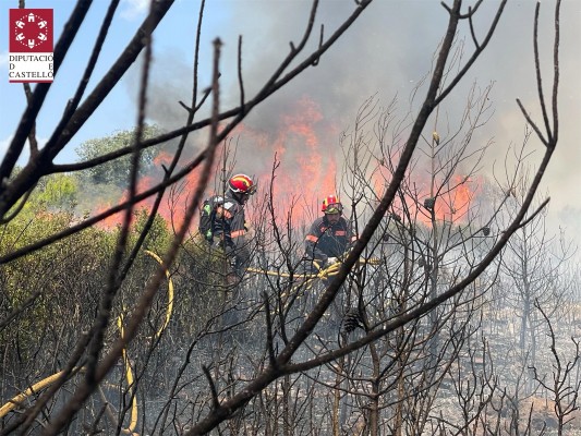 Siete medios aéreos se suman a la extinción del incendio de Les Useres
