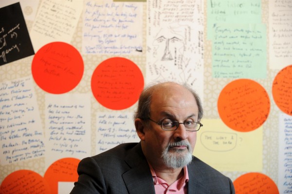 El escritor Salman Rushdie se encuentra estable, ya puede hablar y le han retirado el respirador