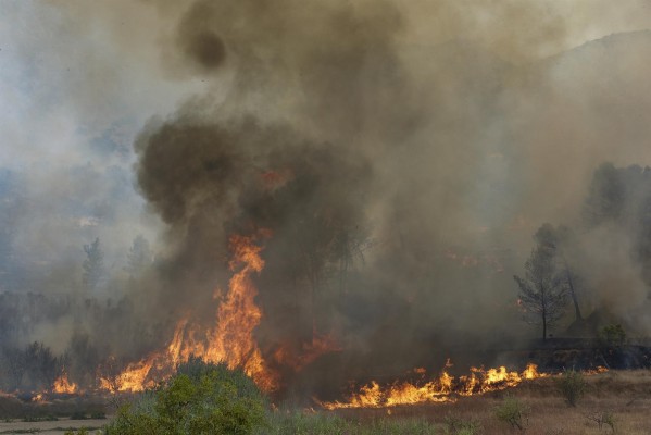 El incendio de Vall d'Ebo calcina 3.500 hectáreas y obliga a desalojar zonas cercanas a Pego   

