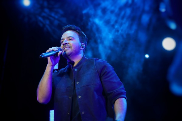 El pop internacional de Luis Fonsi reúne en Onda a centenares de fans
