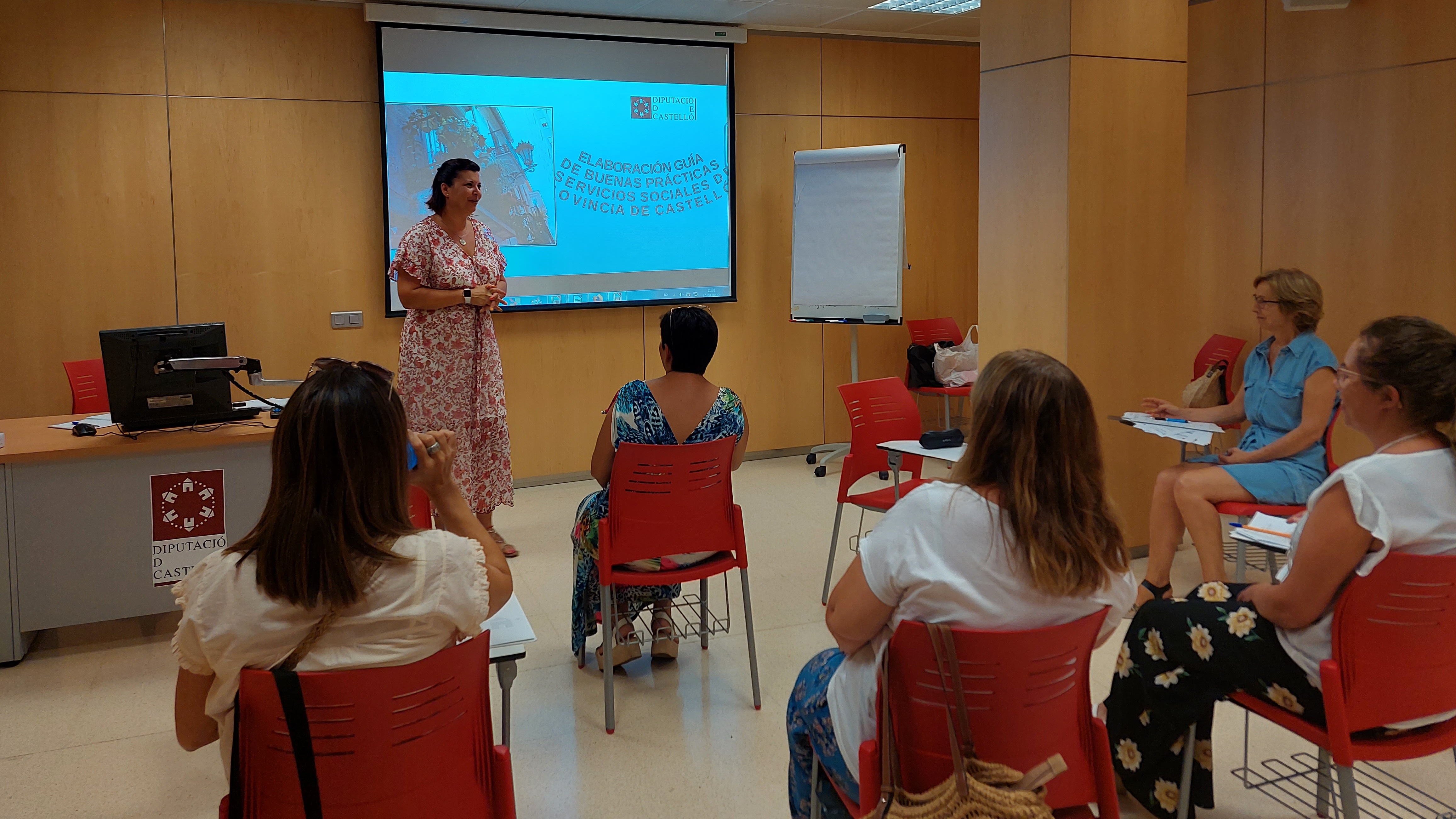 Diputación visita el taller para ayuntamientos que elabora la guía de buenas prácticas de los servicios sociales

