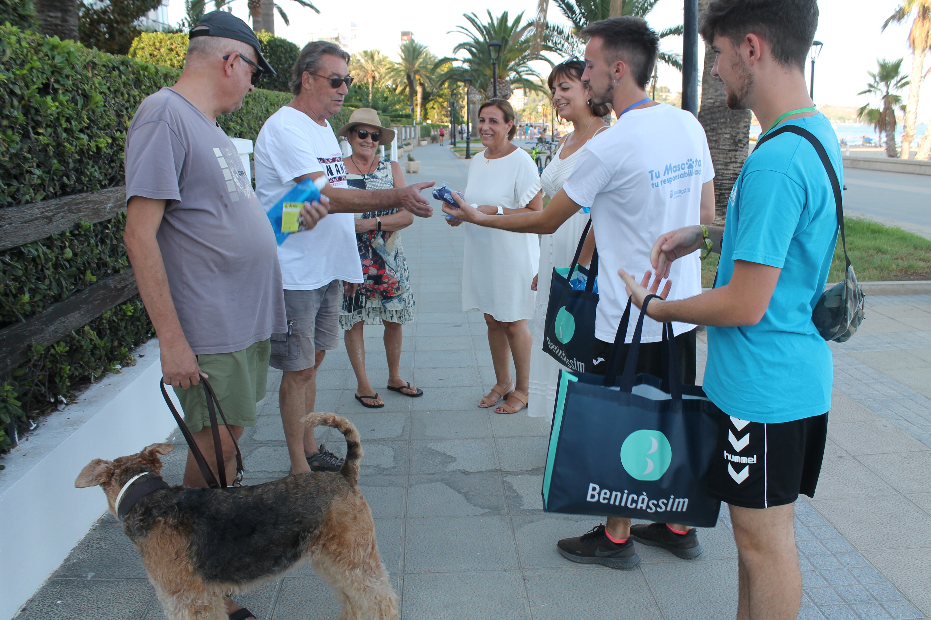 Benicàssim continúa con la campaña ‘Tu Mascota, Tu Responsabilidad’ en el paseo marítimo 