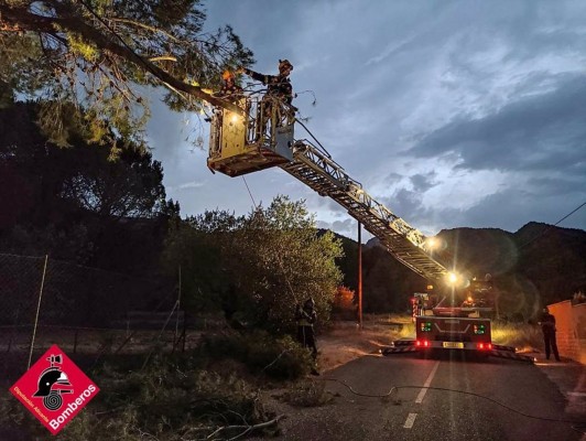 Kayaks a la deriva, 60 servicios de los bomberos en el Vinalopó y desalojo de la barraca en Elche: consecuencias del viento