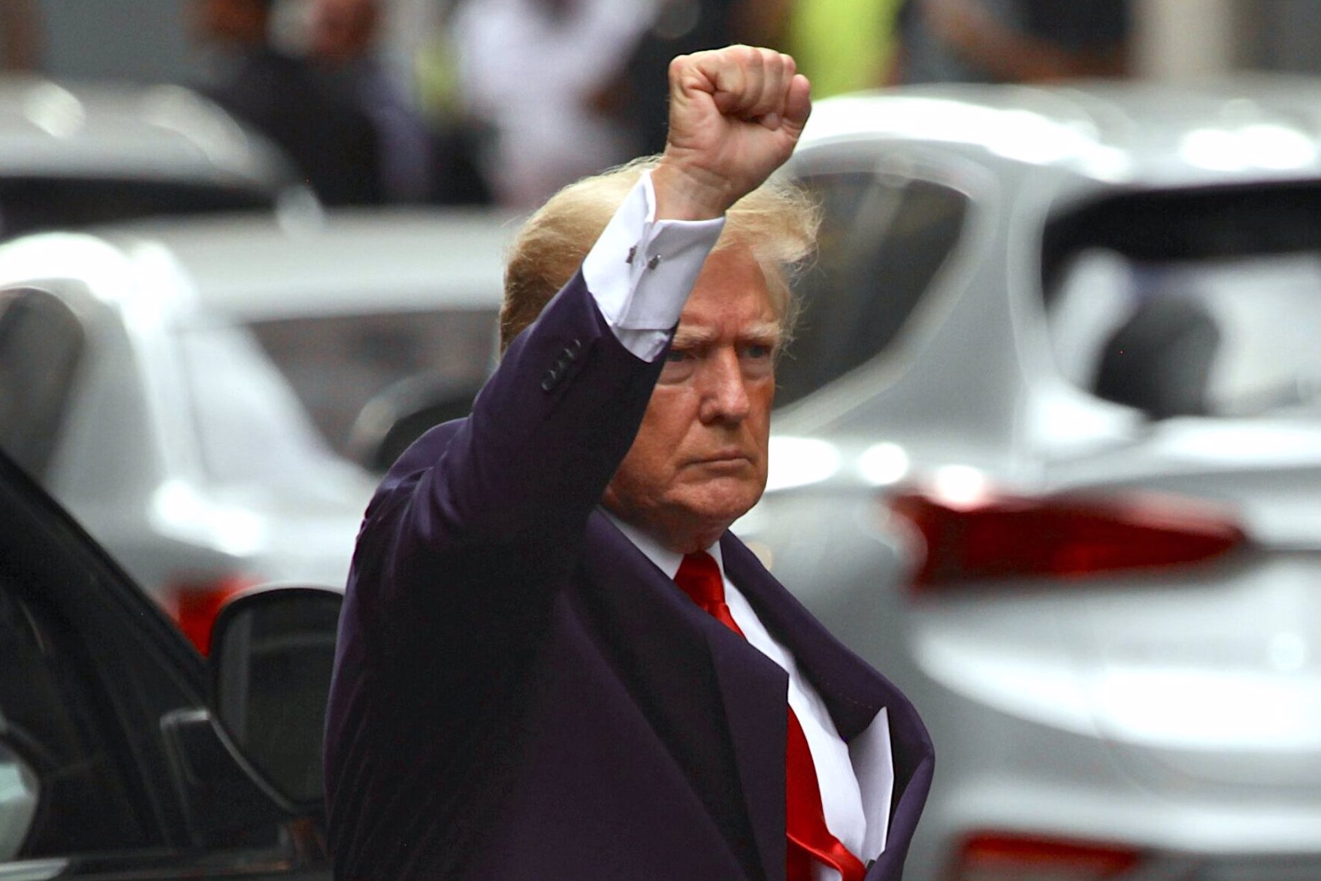 El FBI incautó carpetas de documentos clasificados durante el registro en la mansión de Trump