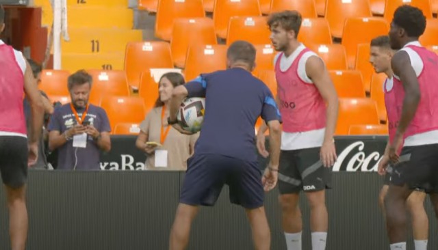 Nico ya entrena en Mestalla con permiso del FC Barcelona
