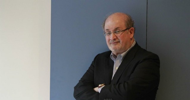 El escritor Salman Rushdie, atacado durante una presentación en Nueva York
