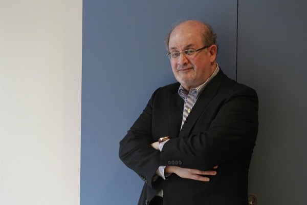 El escritor Salman Rushdie, atacado durante una presentación en Nueva York
