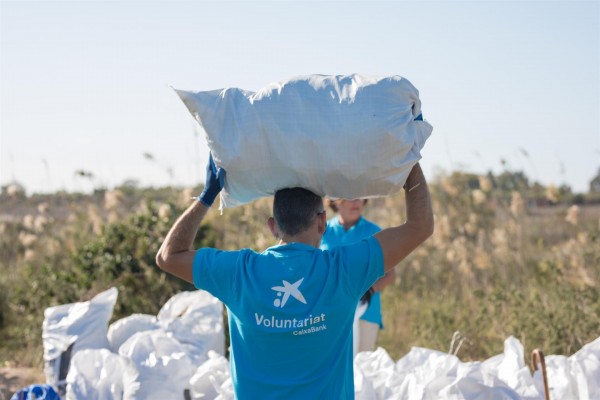Los voluntarios de CaixaBank en la Comunitat recogen residuos para preservar el medioambiente