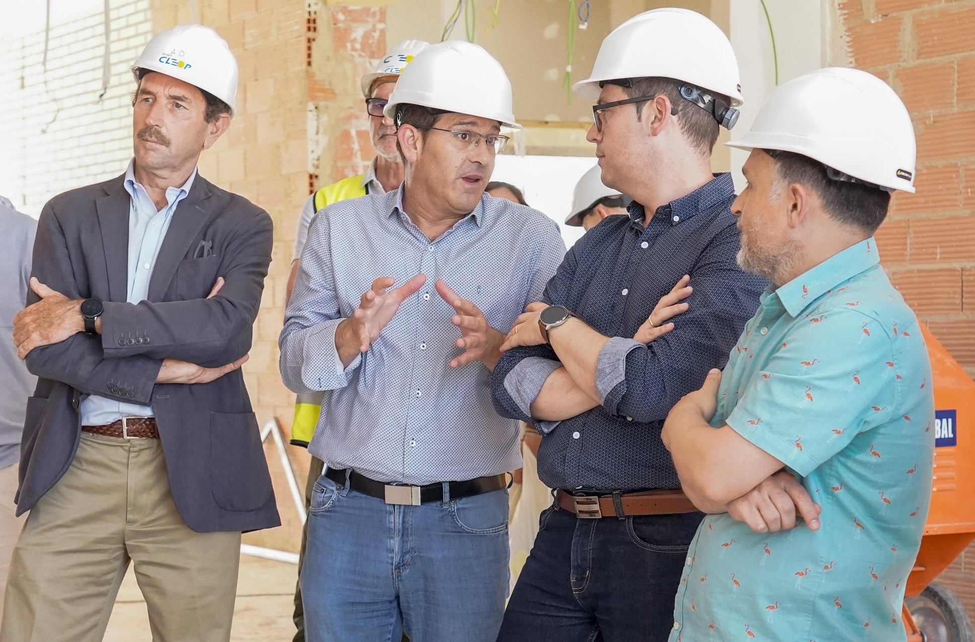 Imagen de una visita a Ontinyent del Director General de Infraestructuras, Víctor García, con motivo de las obras del Plan Edificant. Foto: Ajuntament d'Ontinyent. - 