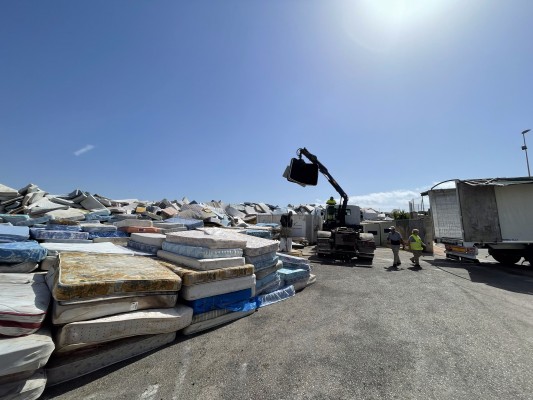 Santa Pola recicla 45.000 colchones del ecoparque con una tecnología vanguardista 