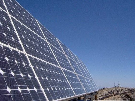Firman una adenda para la construcción del parque solar de la Comunidad de Regantes de Casinos