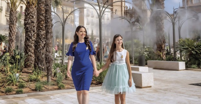 Las Falleras Mayores protagonizan la campaña de la renovación de la plaza de la Reina