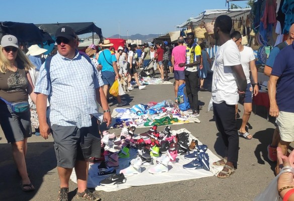 El lucrativo y salvaje negocio del 'top manta' en el mercadillo de Cabo de Palos

