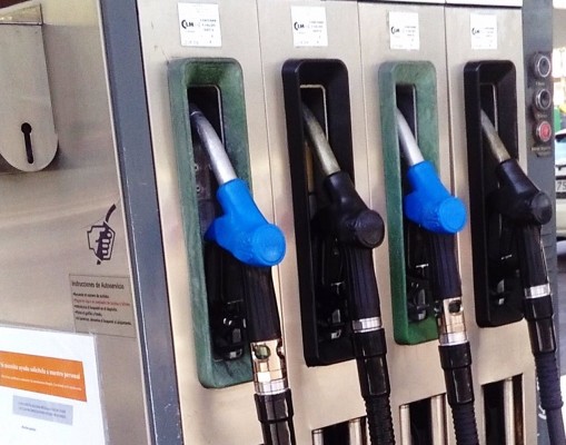 El precio de los carburantes suma siete semanas de caídas y se abarata más de un 12% desde junio