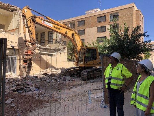 El derribo del antiguo Embajador Beltrán zanja 60 años de actividad en Almassora