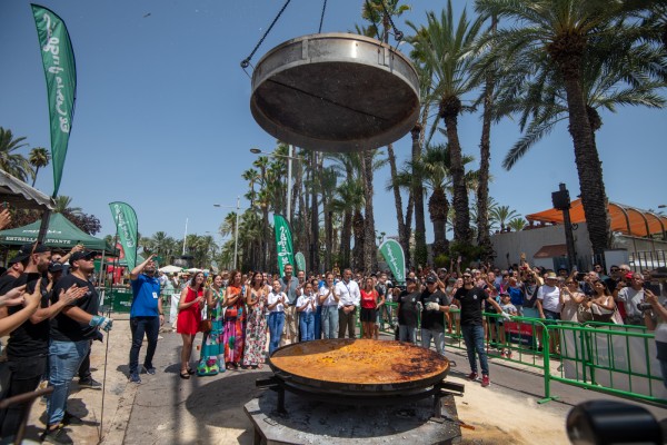 Unas 2.500 personas degustan en Elche la costra y paella gigante en el 42 concurso de arroz con costra