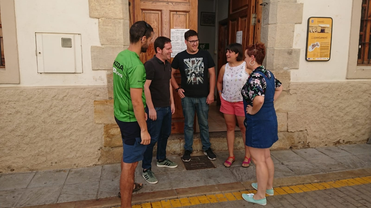 El alcalde de Vistabella, Jordi Alcon (Compromís), en el centro de la imagen. - 