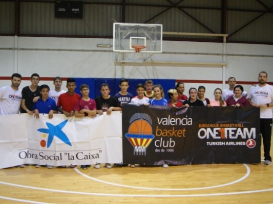 El 4º proyecto One Team de Valencia Basket arranca junto a la Asociación Periferia Fuente de San Luis